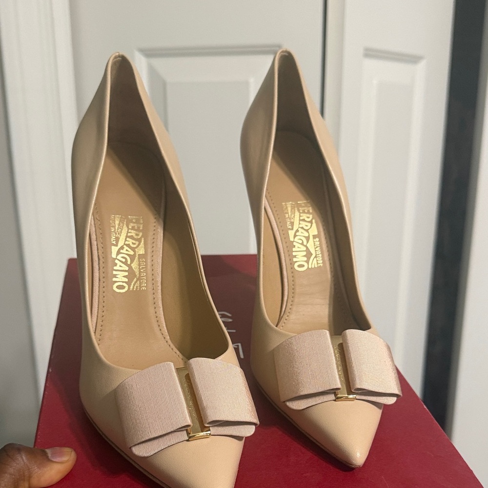 Salvatore Ferragamo Cream Pointed-Toe Varina Bow Flats - Picture 5 of 7